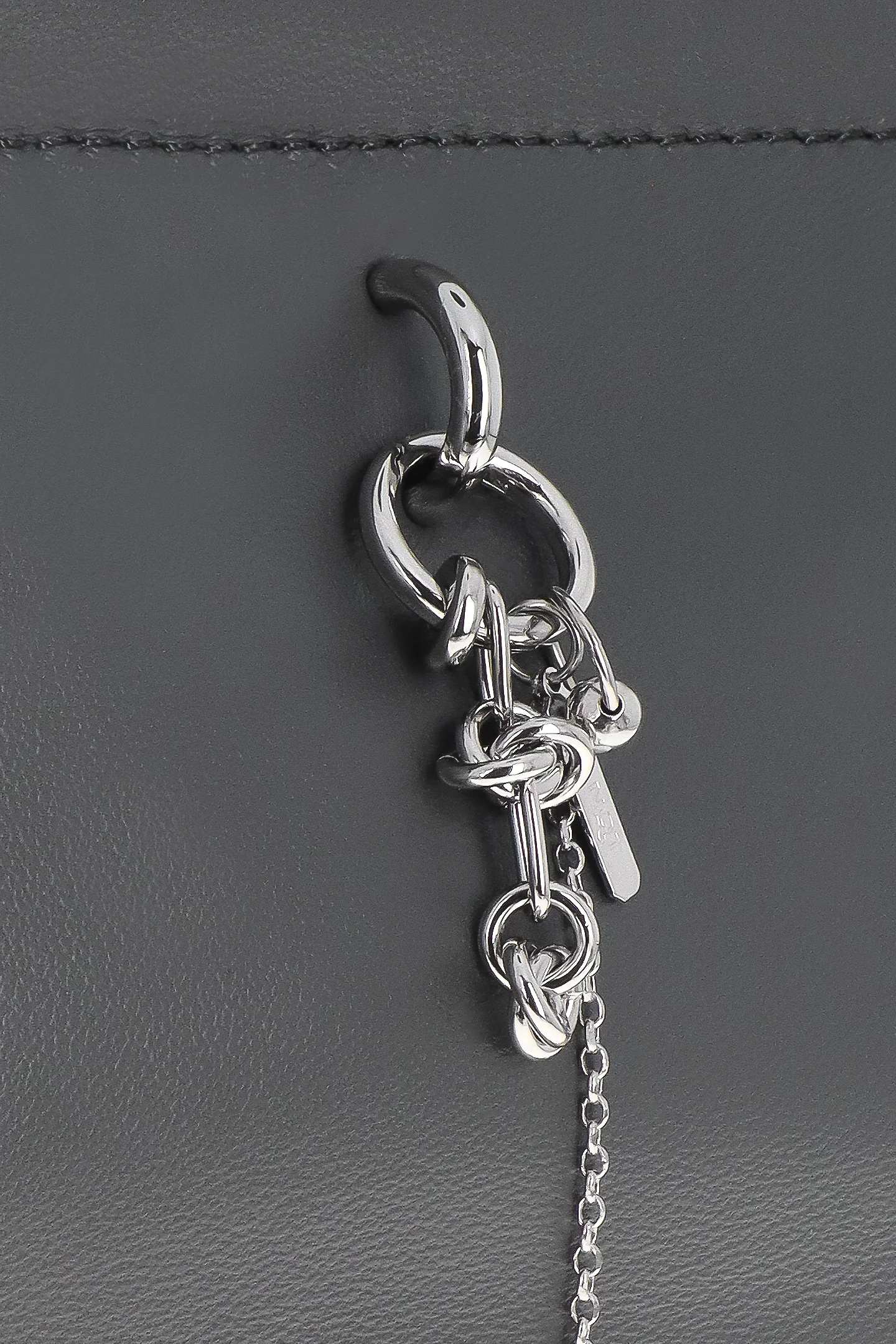 Flor dark grey bag with chain charm - Image 3