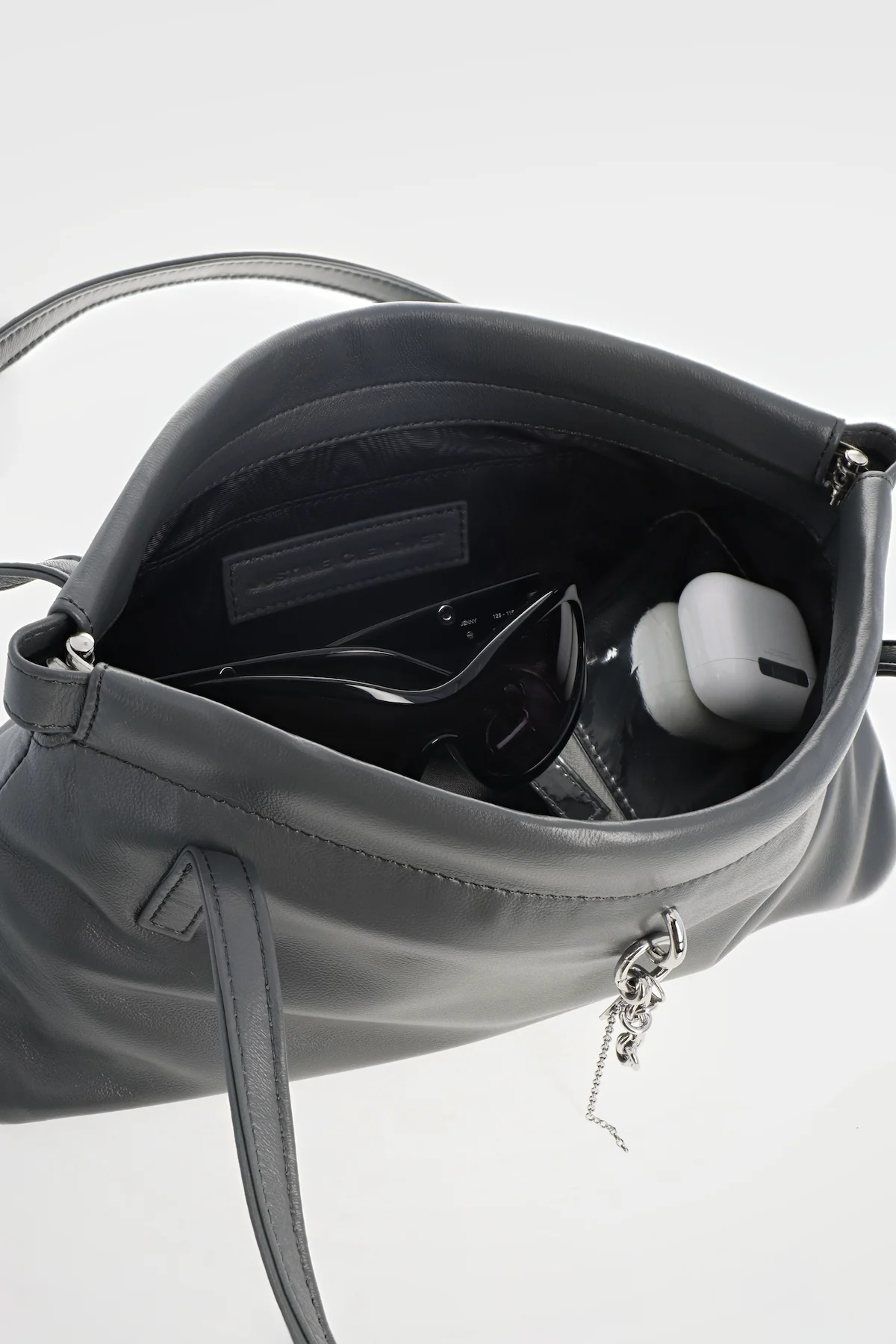 Flor dark grey bag with chain charm - Image 4